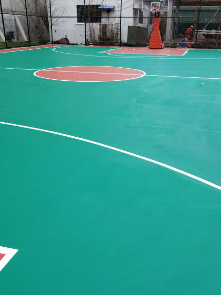 佛罗镇 球场长期使用易出现地面开裂